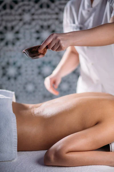 Mulher com corpo magro receving massagem com óleo de aromaterapia — Fotografia de Stock