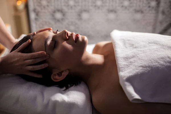 Close-up van kant weergave schot van klinische massage hoofd — Stockfoto