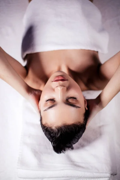 Vista superior de cerca retrato de mujer asiática acostada en la cama después de hacer tratamientos faciales —  Fotos de Stock
