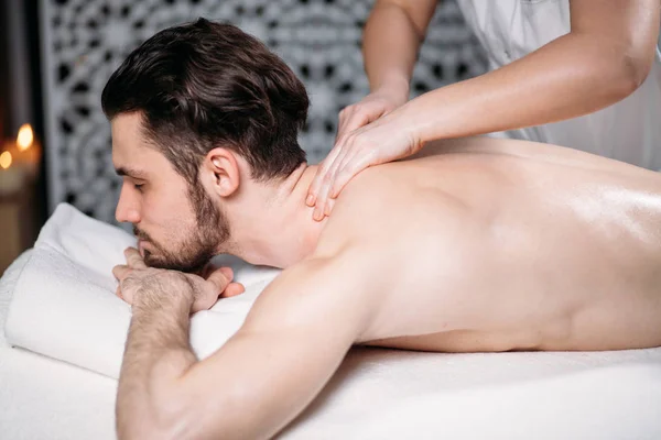 Tedavi masaj tam vücut için. adam kurşun sağlıklı yaşam tarzı — Stok fotoğraf