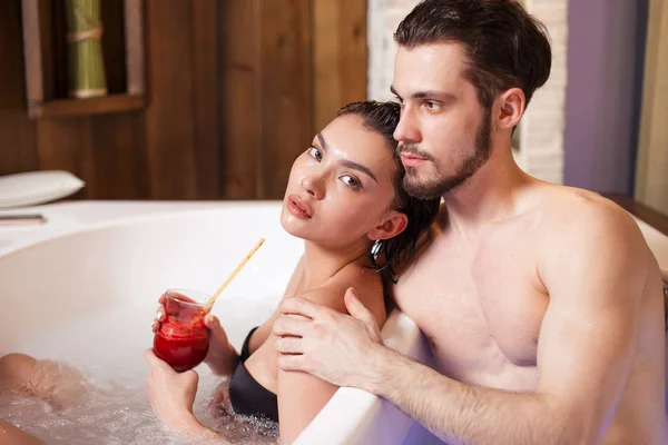 Casal está no banho no hotel — Fotografia de Stock