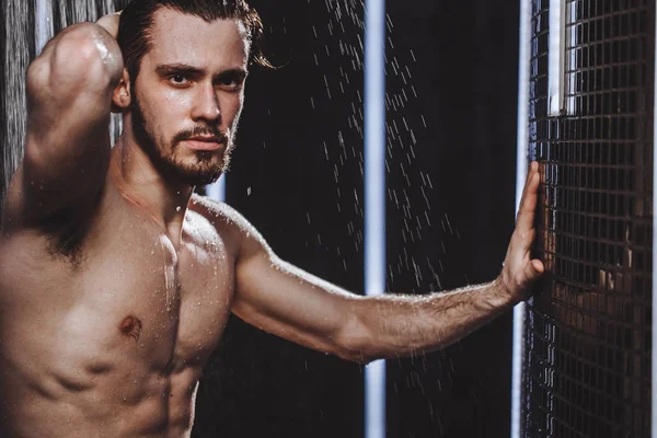 Jovem desportista está tomando um banho depois de correr — Fotografia de Stock