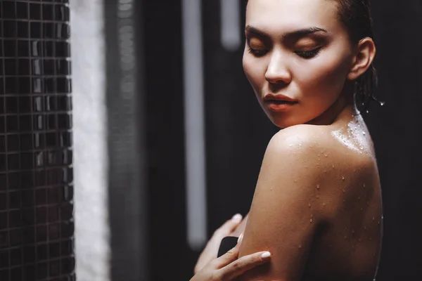 Közelkép a kontraszt zuhanyzó és enj ázsiai lány portréja — Stock Fotó