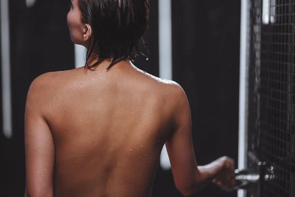 Joven sexy mujer está girando en la ducha —  Fotos de Stock