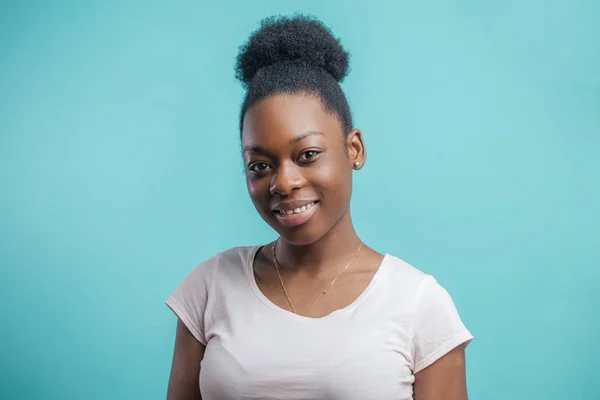 Porträtt unga vackra afroamerikanska kvinnan att vara nöjd med något. — Stockfoto