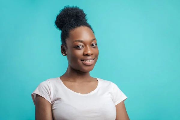 Afrikansk kvinna med trevligt utseende är lycklig som hon har ett favorit jobb — Stockfoto