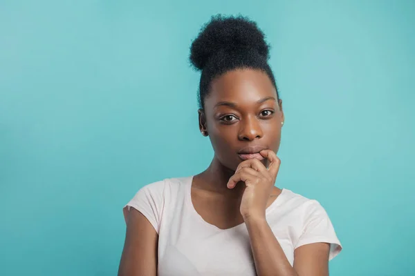 Sein oder Nichtsein. junge hinreißende schwarze Frau mit gemaltem Ausdruck — Stockfoto