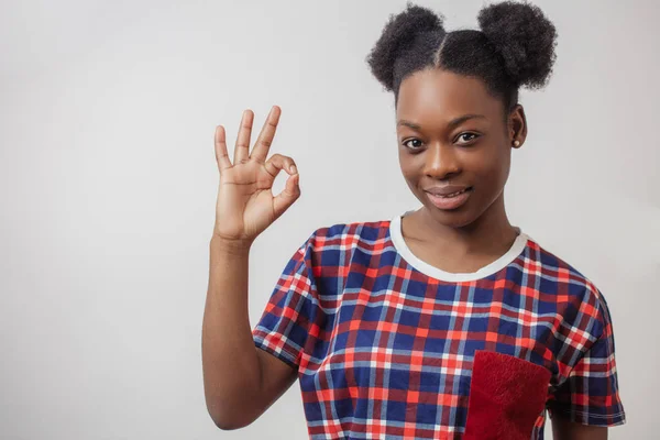 Nahaufnahme Porträt einer jungen Afrikanerin, die Ok-Zeichen zeigt — Stockfoto
