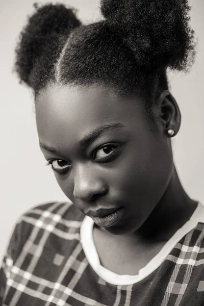 Zblízka tváří Afričanka s rozzlobený výraz — Stock fotografie
