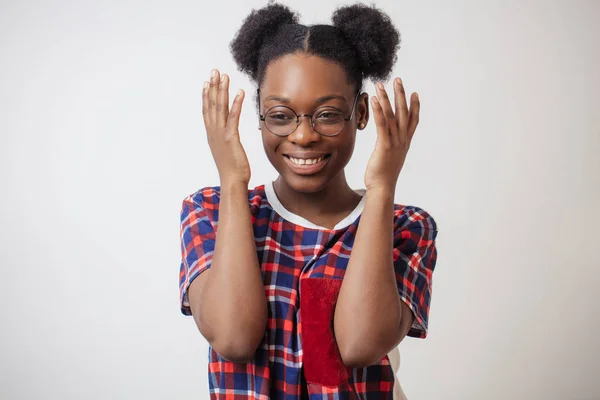 Nahaufnahme Porträt einer lachenden Afro-Frau mit erhobenen Armen — Stockfoto