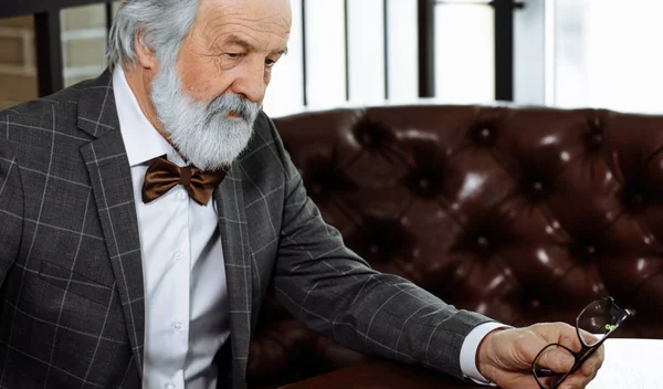 Close up cropped of elegant old man with serious look — Stock Photo, Image