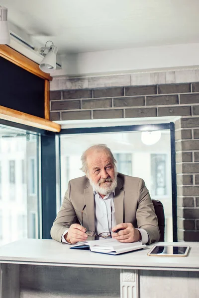 Concepto de antiguo jefe. hombre trabajando como líder toda su vida — Foto de Stock