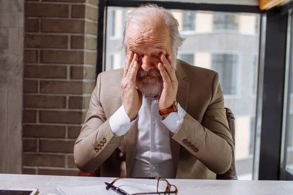 Retrato de primer plano del anciano frotándose los ojos después de un duro trabajo — Foto de Stock