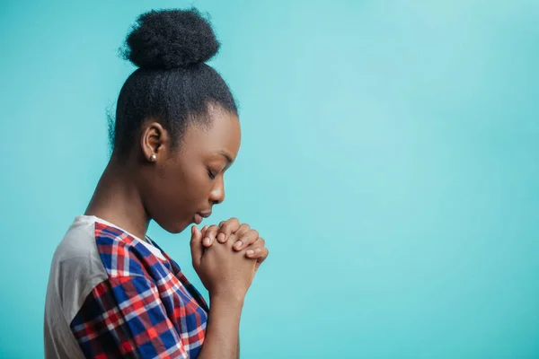 Primer plano vista lateral retrato de chica negra con una fe animada. fe expiatoria . Imagen De Stock