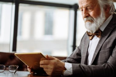 şarkıcı şık kıyafetiyle uçak masanın ile