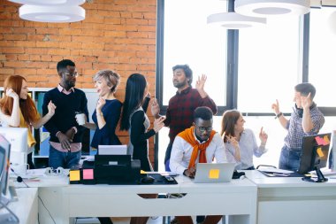 onun ortakları sürdürmekte iken çalışkan ofis müdürü işini yapıyor