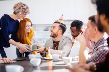 Genç sakallı adam hoş hediye alma yıllar şapkası