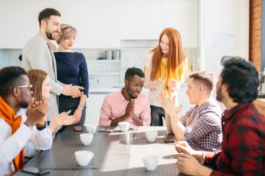 Afro çalışan arkadaşları sıcak kutlama için teşekkür ediyor