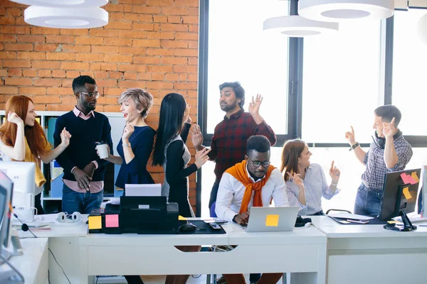 Fleißiger Büroleiter erledigt seinen Job, während seine Partner am Boden bleiben — Stockfoto