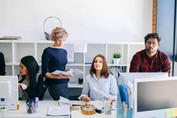 Berufstätige in einem kleinen Unternehmen. — Stockfoto