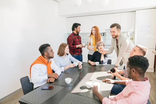 Bärtiger Typ debattiert mit schwarzem Mann in der Arbeitspause — Stockfoto