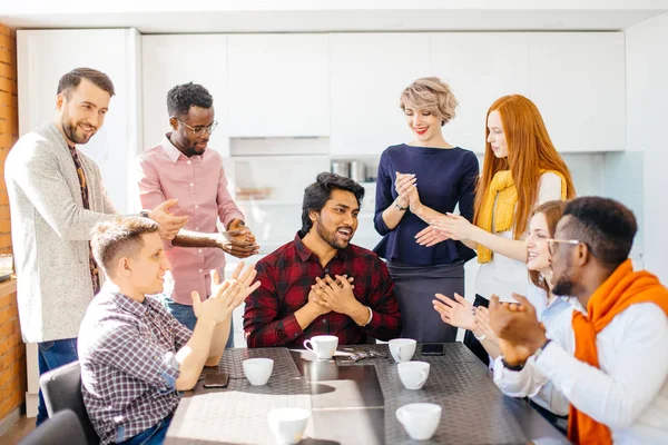 Hindu-Typ im karierten Hemd bekommt Glückwünsche von — Stockfoto