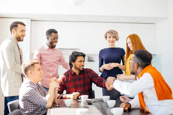 Nahaufnahme Foto misstrauischer Chefgrüße mit Kollegen am Tisch — Stockfoto