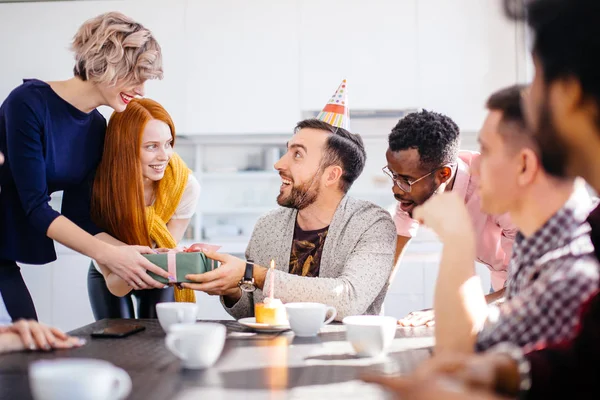 Genç sakallı adam hoş hediye alma yıllar şapkası