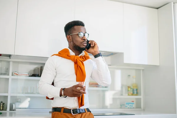 Primer plano retrato de hombre de negocios hablando en el teléfono inteligente — Foto de Stock