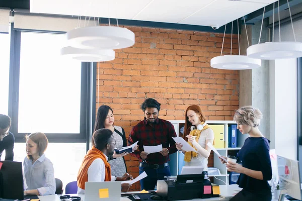 Aktive Arbeiter aus verschiedenen Ländern schauen sich die Dokumente an — Stockfoto