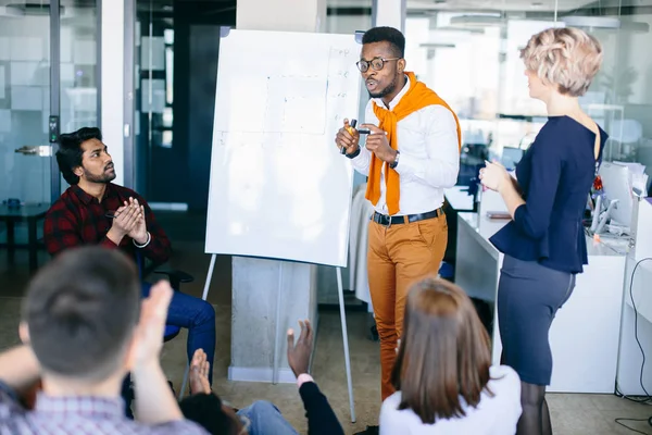 Chico africano está motivando a sus amigos para iniciar negocios — Foto de Stock