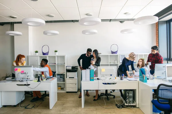 Pessoas multiétnicas talentosas realizando seu trabalho no local de trabalho — Fotografia de Stock