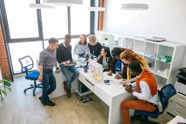 Foto van het bovenaanzicht van jonge mensen die zich bezighouden met levendige discussie. — Stockfoto