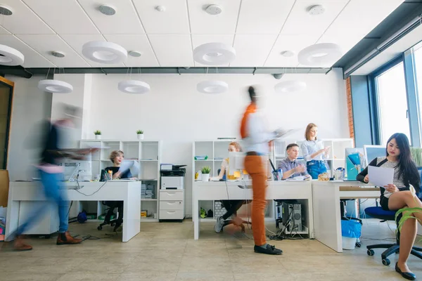 Silhouetten van de actieve werknemers op de werkplek — Stockfoto