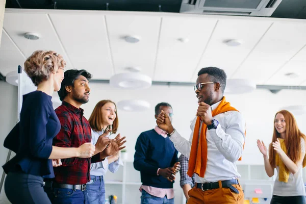 Mixed-Race-Kollegen nehmen an Büro-Tanzschlacht teil — Stockfoto