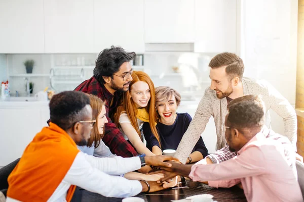 Freundschaft unter Studenten gemischter Rassen — Stockfoto