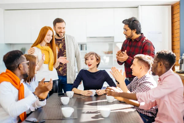 Funcionários gostando de passar o tempo togeter enquanto bebe café — Fotografia de Stock