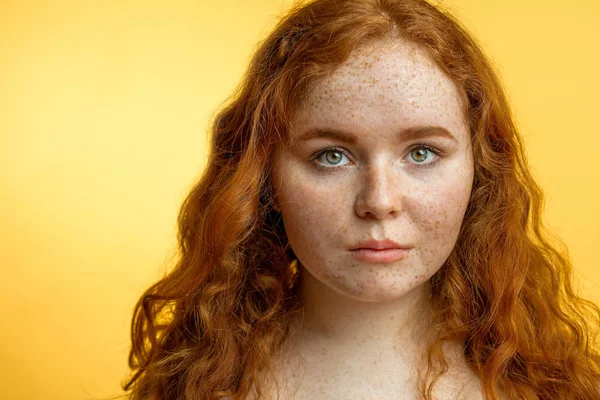 Yakın çekim gevşek kıvırcık saçlı güzel kızıl Çilli kız — Stok fotoğraf