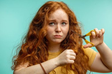 Üzgün ve saçları kurumuş, mavi yüzlü bir kadın.