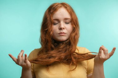 Güzel sakin Kızıl saçlı kadın ellerimi mudra hareketle