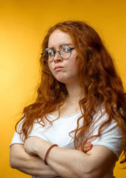 Vörös hajú nő negatív emberi arckifejezéssel. — Stock Fotó
