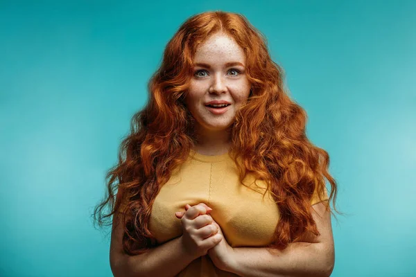 Estúdio tiro de gengibre jovem mulher com cabelo solto olhando para a câmera no estúdio — Fotografia de Stock