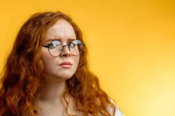 年轻有趣的红头发女人们用浅薄的表情凝视着相机的孤立镜头 — 图库照片