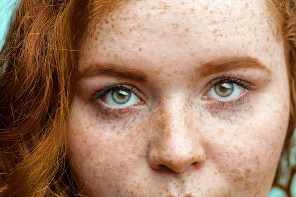 特写年轻红姜雀斑女人与美丽的绿色眼睛的宏观面孔 — 图库照片