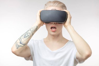 Sarışın adam VR kulaklık gözlükle sanal gerçekliğin deneyim elde