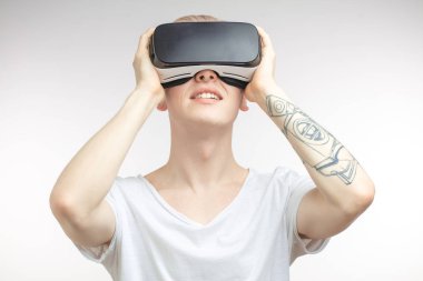 Sarışın adam VR kulaklık gözlükle sanal gerçekliğin deneyim elde