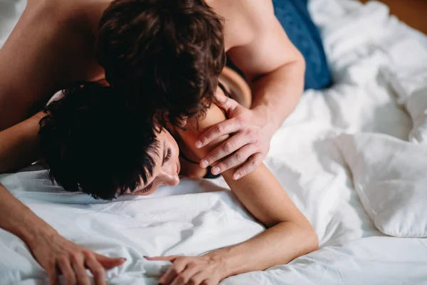 침대에서 섹스하고 있는 커플들의 손을 꽉 잡고 — 스톡 사진
