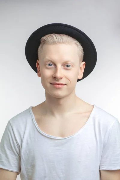 Portrait de jeune homme blond à la peau saine et propre. Isolé sur blanc — Photo