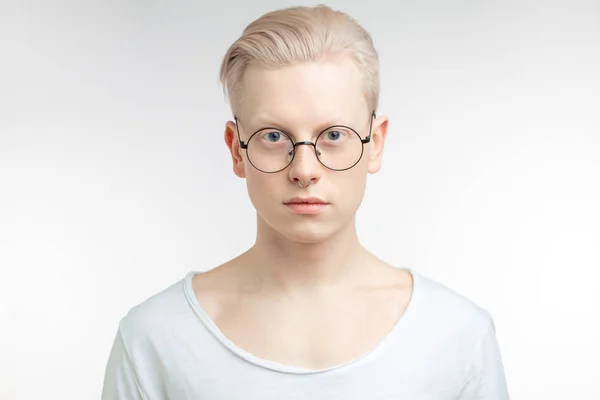 건강 한 피부를 가진 젊은 금발 남자의 초상화. 백인들에게 고립 됨 — 스톡 사진