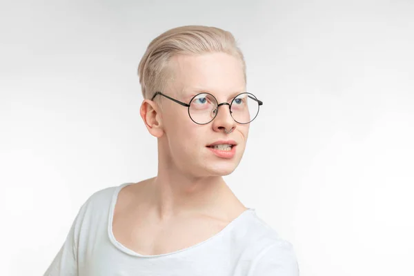 Портрет молодого блондина со здоровой чистой кожей. Изолированные на белом — стоковое фото